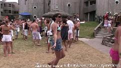 Las chicas de las vacaciones de primavera sostienen mi polla cuando orino