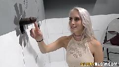 Cadence lux complace a las pollas negras en gloryhole