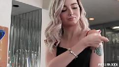 La adolescente natural lexi lore contrata a un consultor anal para follar su culo