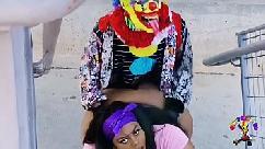 Juicy tee es follada por gibby the clown en una concurrida autopista durante la hora punta