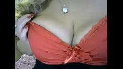 Milf muestra sus increíbles tetas grandes y su culo redondo