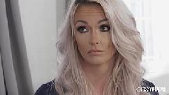 Milf rubia tetona obtiene la polla dura que necesita de su hijastro